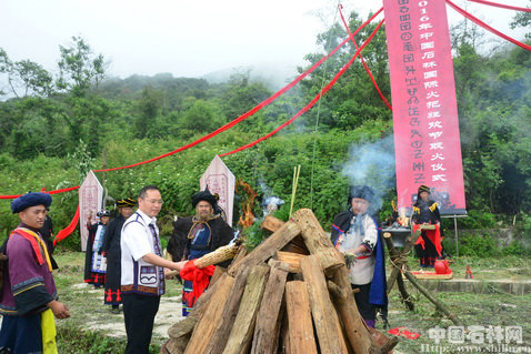 5、黄世建副书记用采集的火种点燃篝火