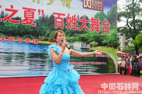 杞绒仙演唱《阳光路上》