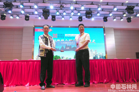 向企业家代表赠送石林景区游览VIP会员卡