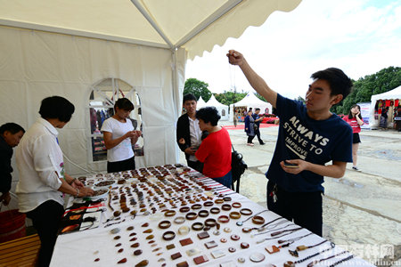 游客挑选旅游特色商品