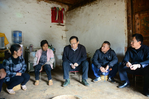 2、与贫困群众话“农事”、拉“家常”_1