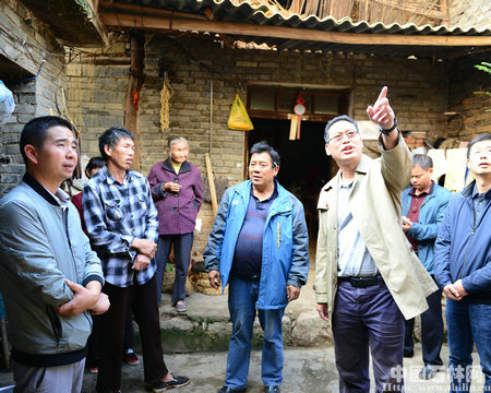 吩咐街道村组干部要抓紧研究贫困户危房改造