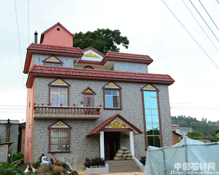 在大哨小糯衣村，村民依靠勤劳的双手盖起了漂亮的小洋房