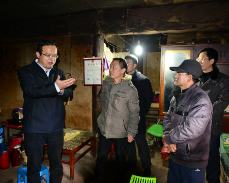冉德涛与村民算“经济账”