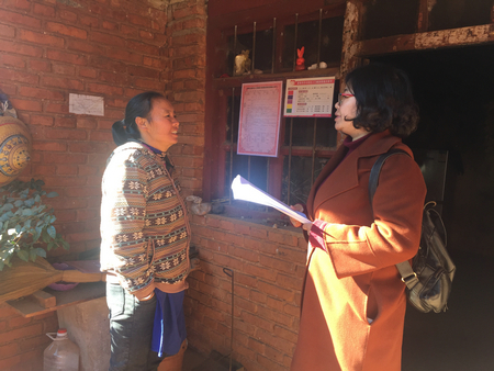 联系组成员正仔细与李芬核实其家庭情况