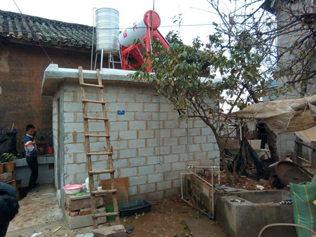 贫困户家中已经安装好的热水器