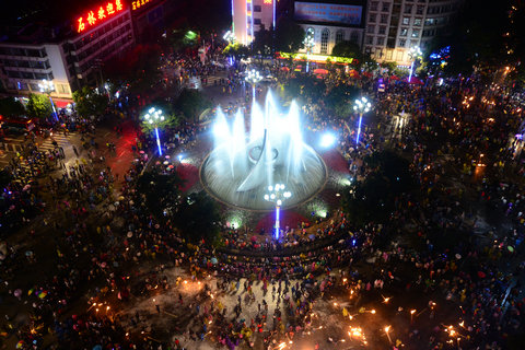 俯瞰火把狂欢夜