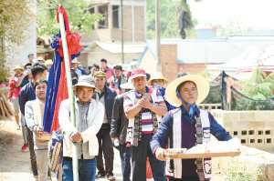 村里举办民俗摔跤比赛时，祈福的队伍都要从村子穿过