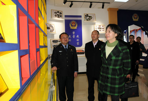图6、调研县公安局党建荣誉室