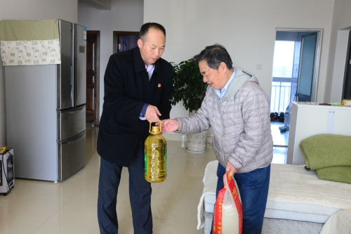 为见义勇为先进个人送去慰问品