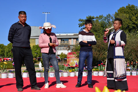 4、与游客互动