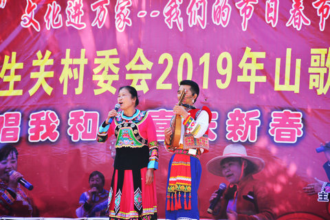 2、缪云雄（右）与韩树芬（左）对唱