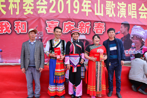 3、歌王缪云雄（左二）与歌后杨林（右二）登台领奖