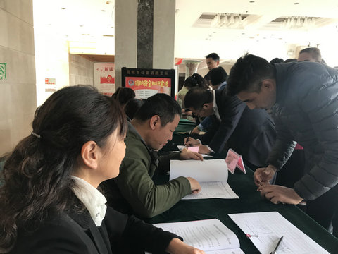 委员签到向大会报到