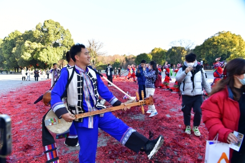 跳起大三弦（李昆摄）