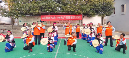 喃咪艺术团在宣传森林防火