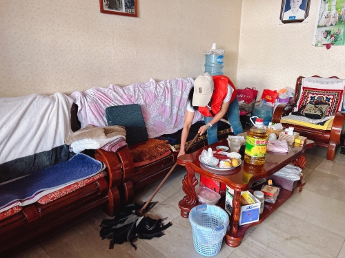 帮助独居老人搞卫生..