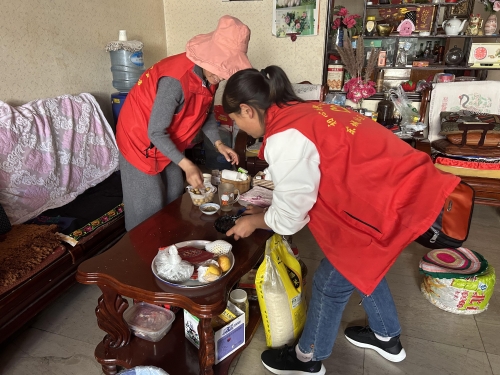 帮助独居老人搞卫生.