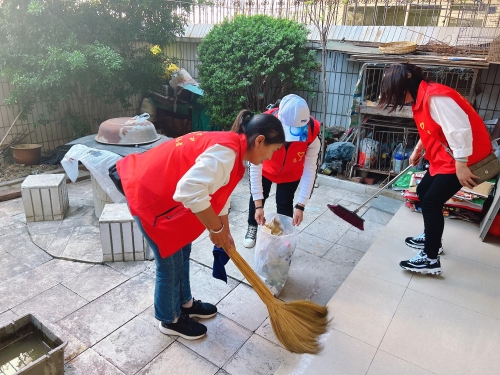 帮助独居老人搞卫生
