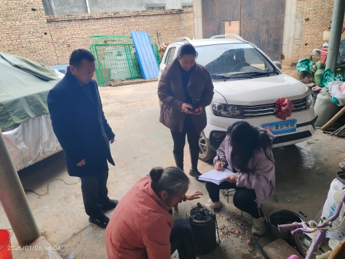 1月8日新宅村组织村组干部入户签订交通安全责任书15人